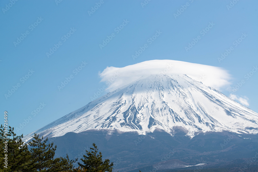 笠雲の富士山　朝霧高原より
