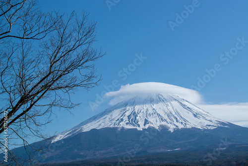 笠雲の富士山 朝霧高原より