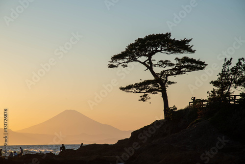 富士山のシルエットが見える夕焼け 秋谷立石海岸にて