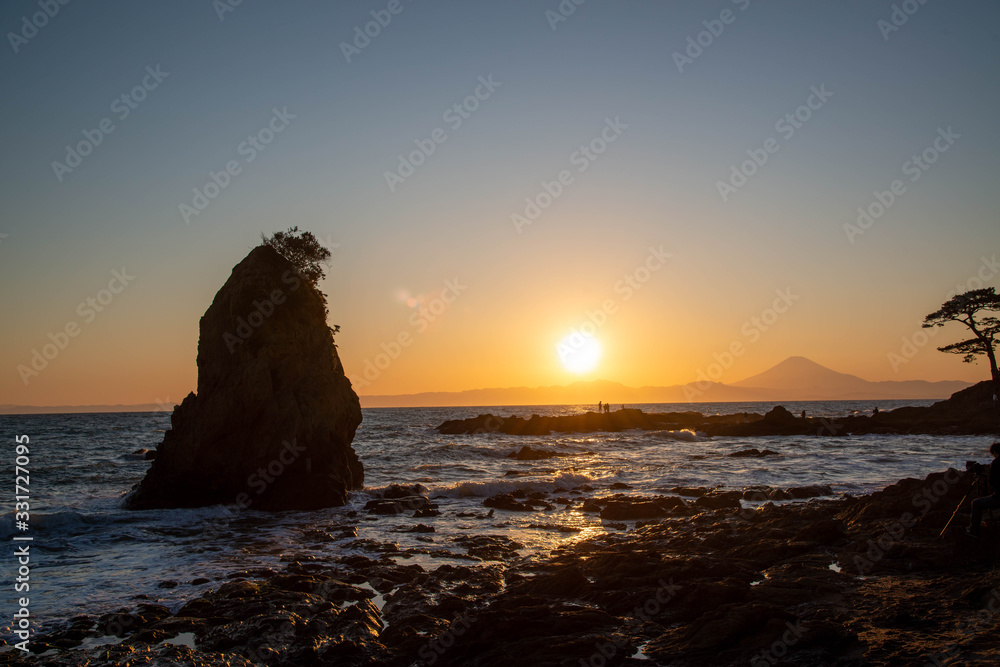 富士山のシルエットが見える夕焼け　秋谷立石海岸にて