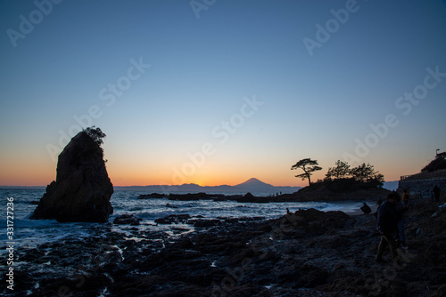富士山のシルエットが見える夕焼け 秋谷立石海岸にて © yui_yakushiji