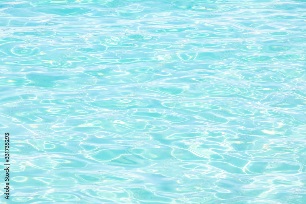 青く澄んだ海の表面　波紋