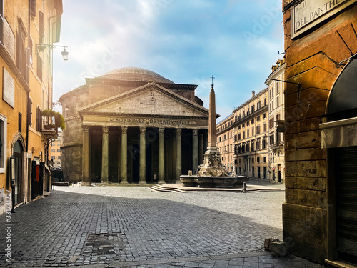 Canvas Print The Pantheon and the fountain in Piazza della Rotonda in Rome seen from Via del Pantheon