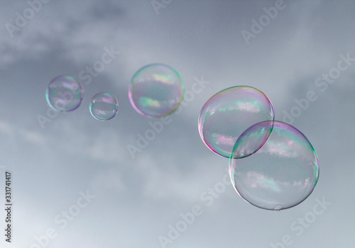 Burbujas flotando en el aire