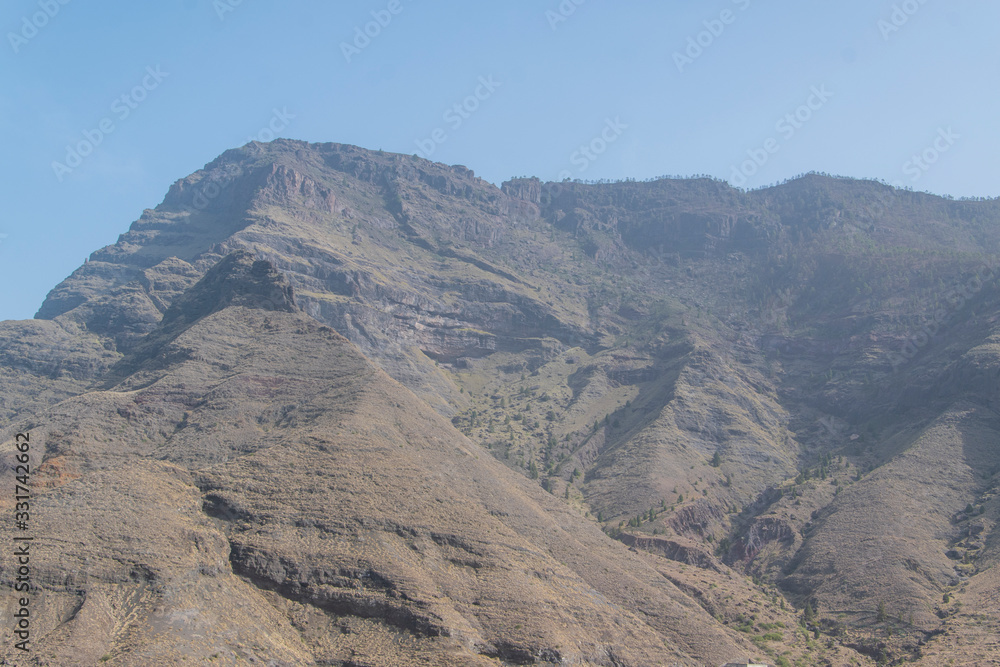 Wanderung von El Risco nach Anden Verde in den Bergen im Nordwesten von Gran Canaria kurz nach dem Sandsturm Calima. Die Sicht ist noch etwas eingeschränkt.