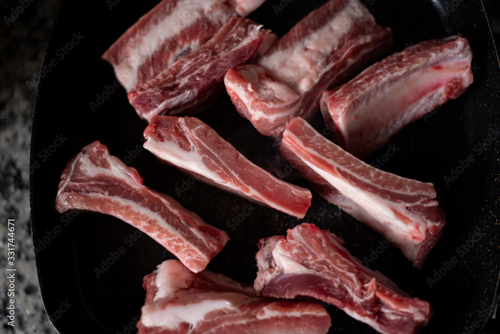 puntine di maiale crude pronte da cuocere Stock Photo | Adobe Stock