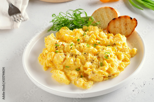 Foto Scrambled eggs on plate