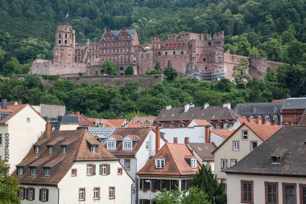 Heidelberg, Deutschland: Berühmte Ruine Schloss Heidelberg oberhalb der Altstadt und unterhalb des Bergs Königstuhl