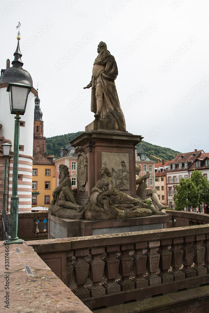 Fototapeta premium Heidelberg, Deutschland: Karl-Theodor-Denkmal auf der Alten Brücke (Karl-Theodor-Brücke)