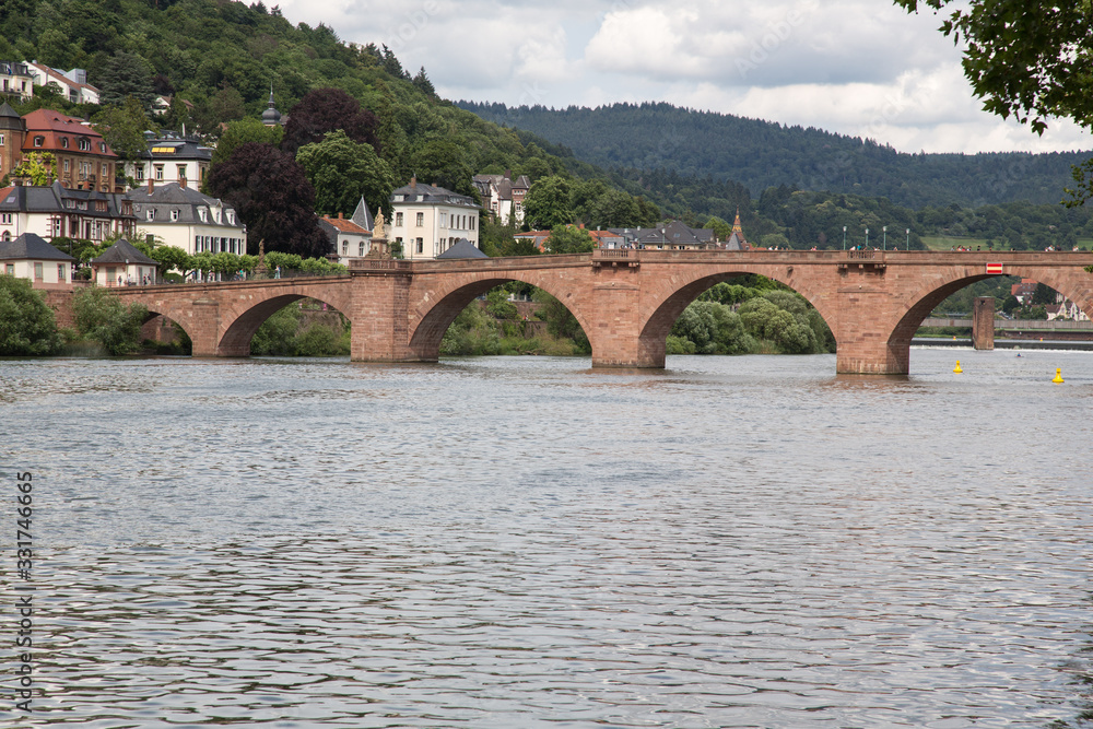 Heidelberg, Deutschland: Die Alte Brücke (Karl-Theodor-Brücke) über den Neckar
