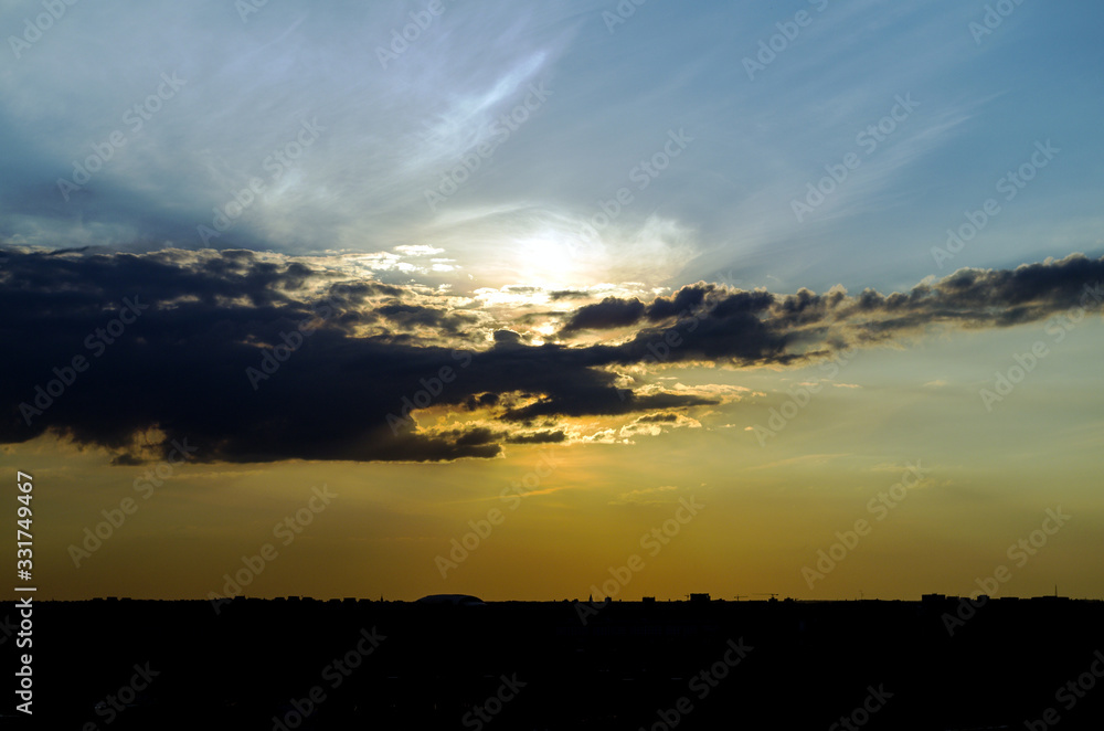 Obraz premium in the sky a large black cloud covering the sun above the city