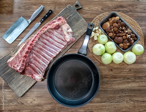 Fotografie Baked lamb loin, served with mushrooms and onions.