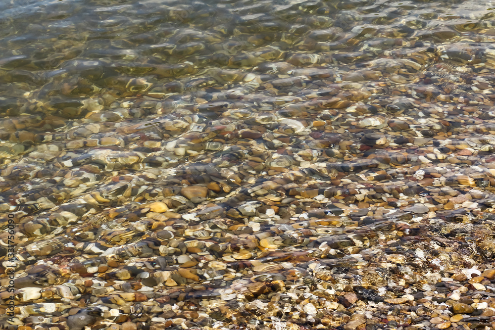 Flußkiesel im Wasser glitzern in der Sonne Flußkiesel im Wasser glitzern in der Sonne