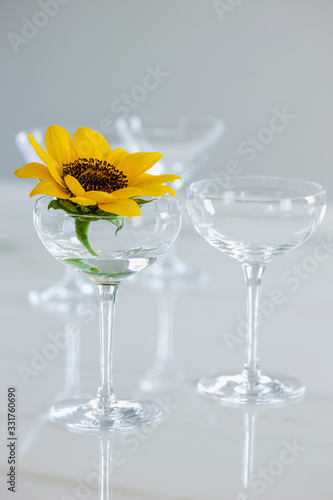 ヒマワリの花とカクテルグラス