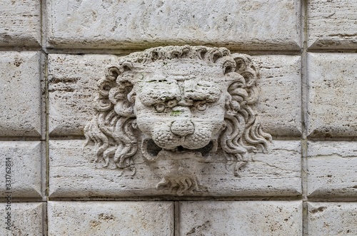 Фотография Characteristic stone lion head in montepulciano
