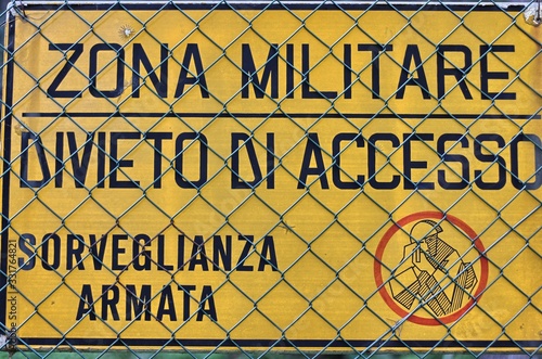 Yellow sign that reads in Italian 