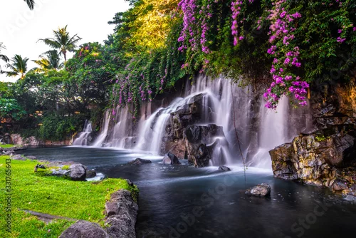 Panel kuchenny z motywem A Beautiful Waterfall in Hawaii
