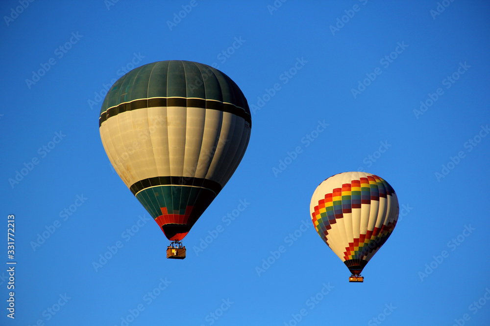 Naklejka premium Hot air balloons float in the sky, Cappadocia in Turkey
