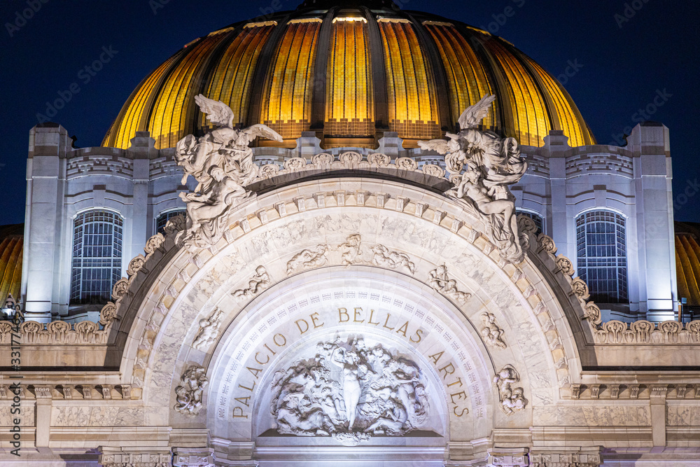 Obraz premium Bellas Artes Palace in Mexico City sunset