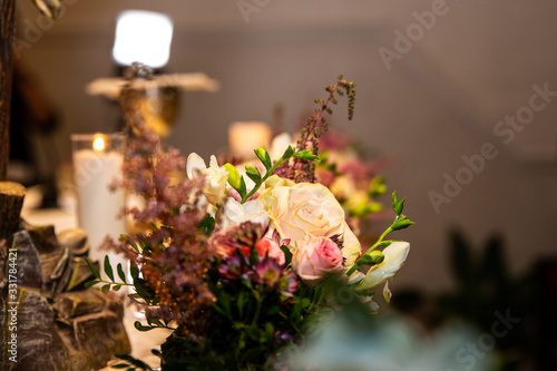 primer plano de la decoración florar en el altar de una iglesia católica el día de una boda