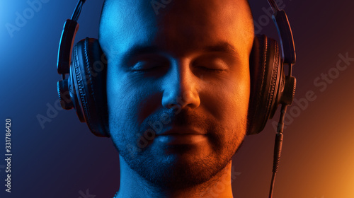 Foto Young man in headphones enjoys the music