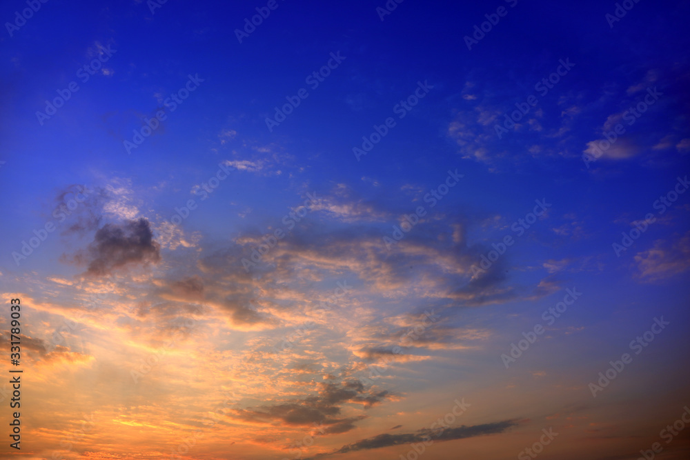 Błękitne niebo po zachodzie słońca z kolorowymi chmurami	