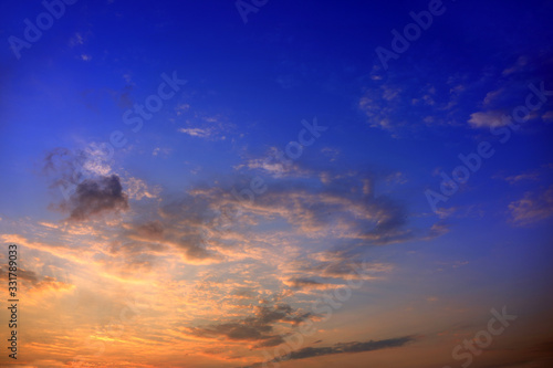 Błękitne niebo po zachodzie słońca z kolorowymi chmurami 