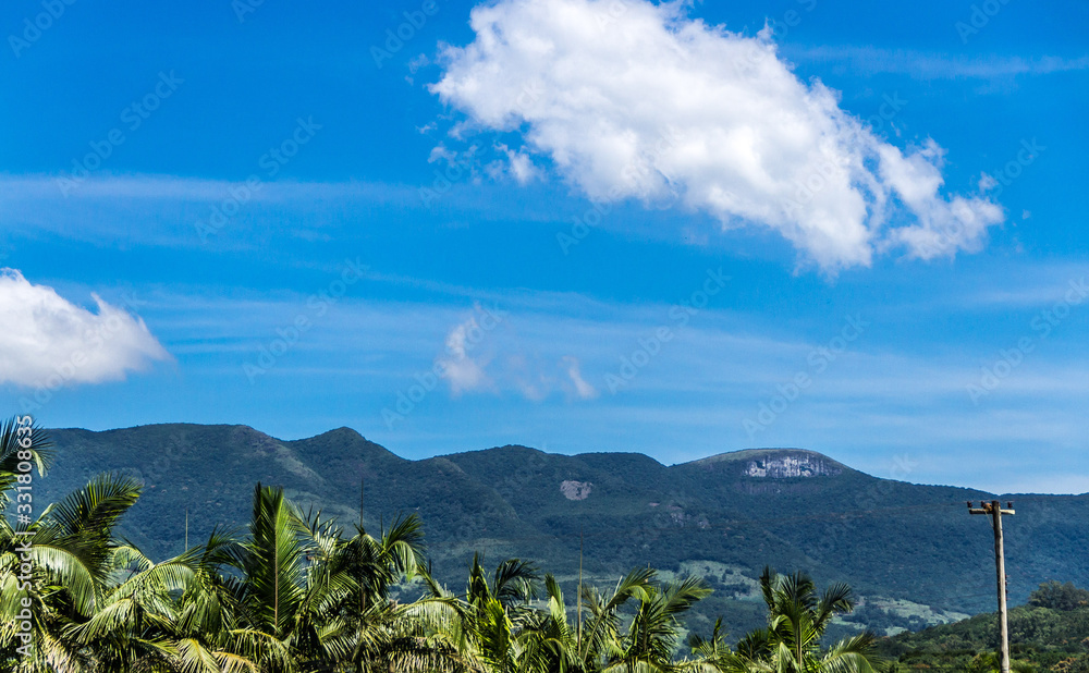 Fototapeta premium Montanhas de Maquiné