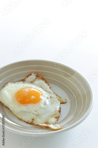 seasoning salt on sunny side up fried egg