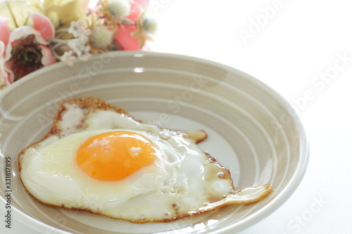 seasoning salt on sunny side up fried egg
