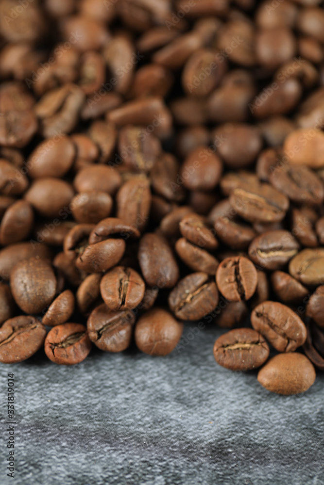 Naklejka premium Fresh brown coffee beans on the top of the background