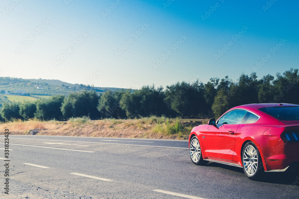 Coche deportivo rojo por la carretera con velocidad Coche deportivo rojo por la carretera con velocidad