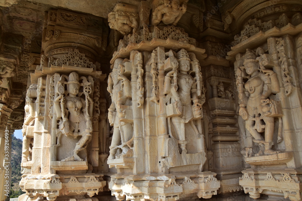 インドのラジャスタン州のウダイプル
世界遺産のクンバルガール城
美しい建物と彫刻の女神像