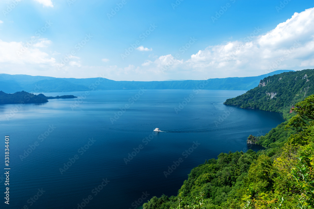 【青森県十和田湖】夏の十和田湖：瞰湖台から眺める十和田湖は開放的な大パノラマ
