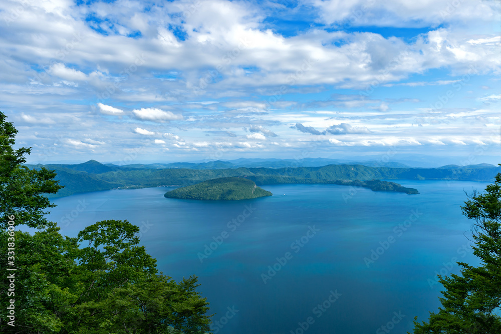 【青森県十和田湖】御鼻部山から眺める初夏の十和田湖 【青森県十和田湖】御鼻部山から眺める初夏の十和田湖