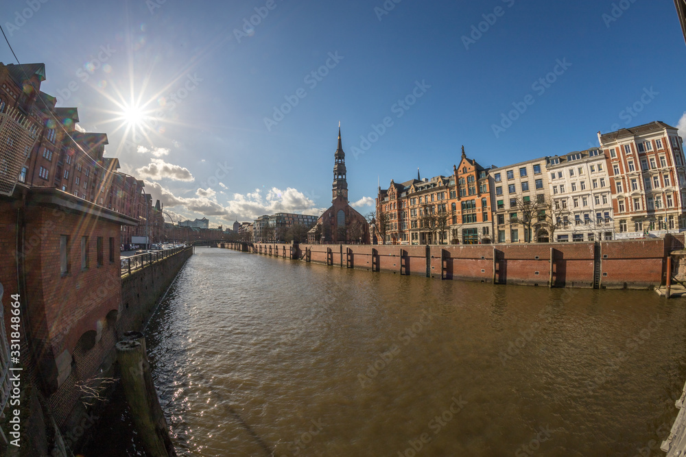 Obraz premium Kirche an einem Kanal in Hamburg