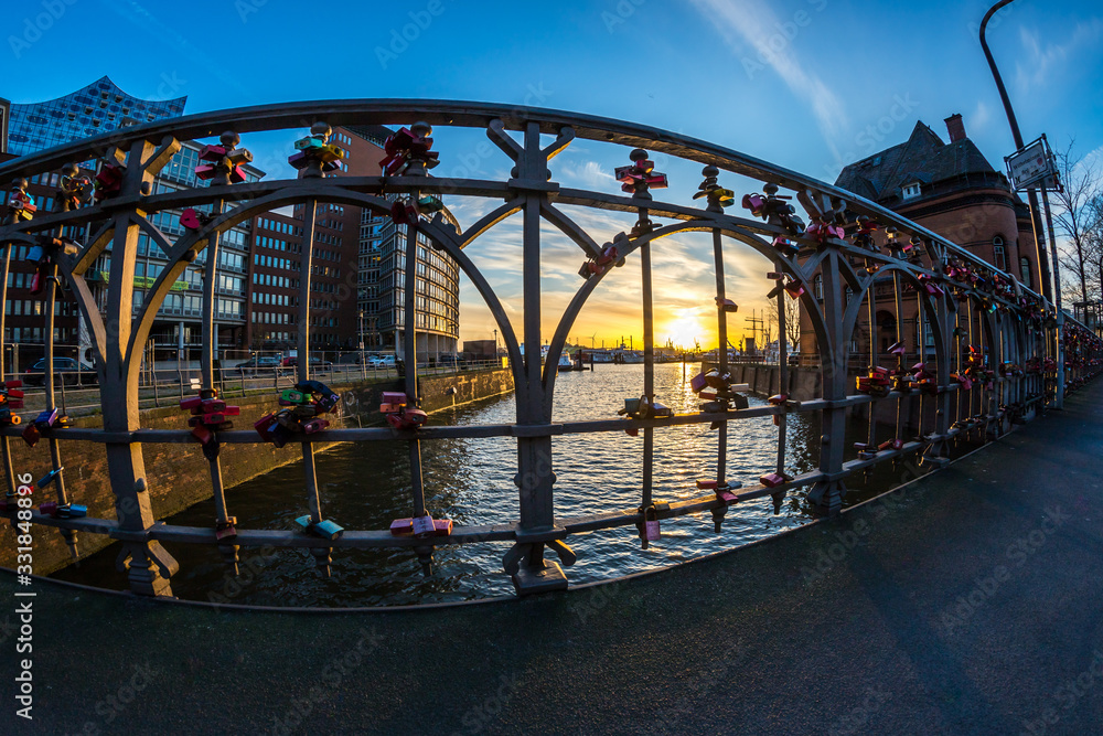 Brücke in Hamburg im Sonnenuntergang Brücke in Hamburg im Sonnenuntergang