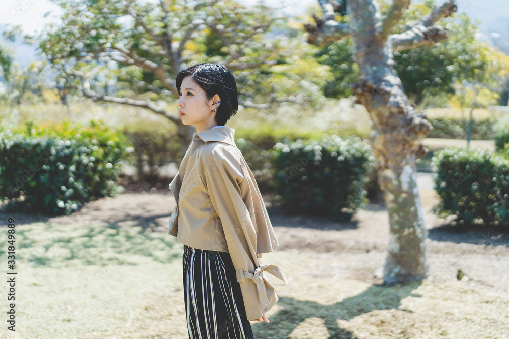 公園の女性 公園の女性