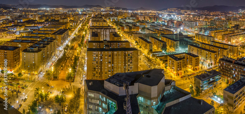 Paisaje urbano de la ciudad de Barcelona de noche desde un lugar elevado.