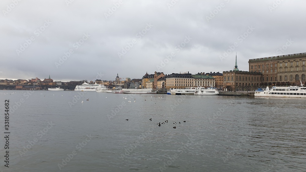 Obraz premium Sea bay on the background of the city and cloudy sky. Spring. Stockholm. Sweden.