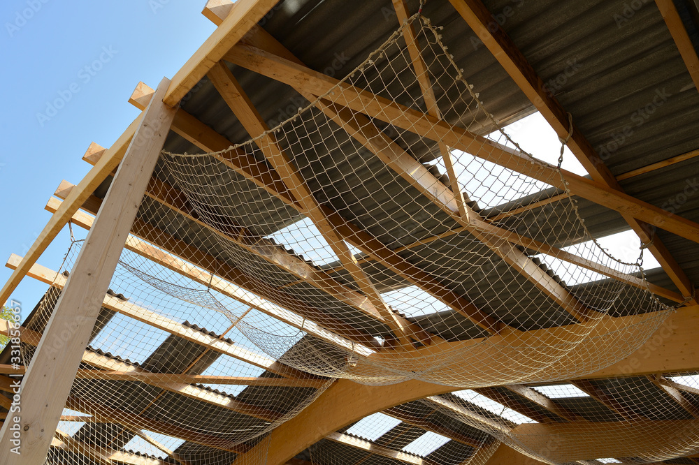 Construction d'un batiment agricole à ossature bois. Filets de protection contre les chutes de toit Construction d'un batiment agricole à ossature bois. Filets de protection contre les chutes de toit