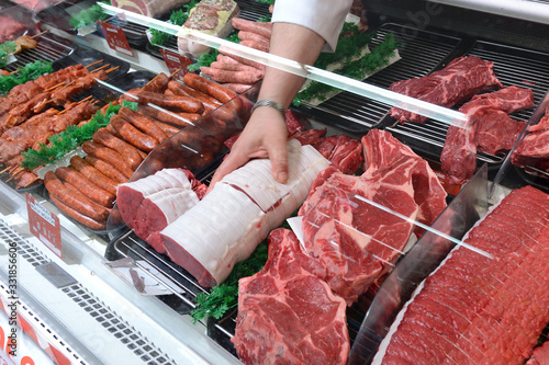 Quadro su tela Rayon boucherie dans un supermarché, vente de roti de boeuf, viande rouge