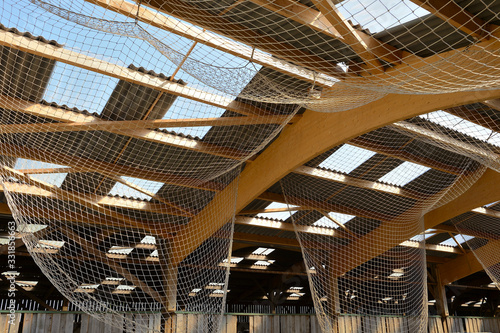 Construction d'un batiment agricole à ossature bois. Filets de protection contre les chutes de toit © S. Leitenberger