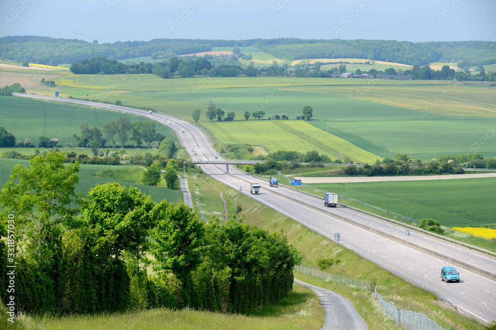 Autoroute A28 traversant le pays de Bray...Champs d'orge, escourgeon et blé...Chemin d'accès aux champs en bordure, servitude