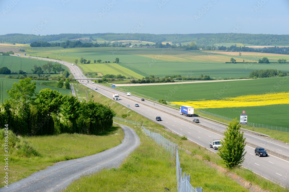 Autoroute A28 traversant le pays de Bray...Champs d'orge, escourgeon et blé...Chemin d'accès aux champs en bordure, servitude