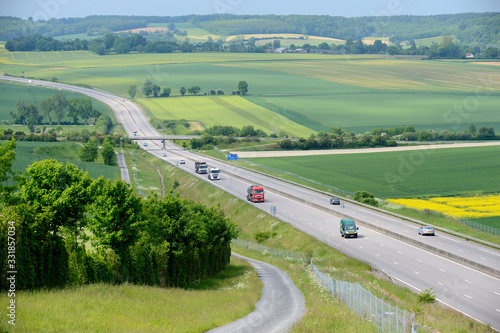 Autoroute A28 traversant le pays de Bray...Champs d'orge, escourgeon et blé...Chemin d'accès aux champs en bordure, servitude