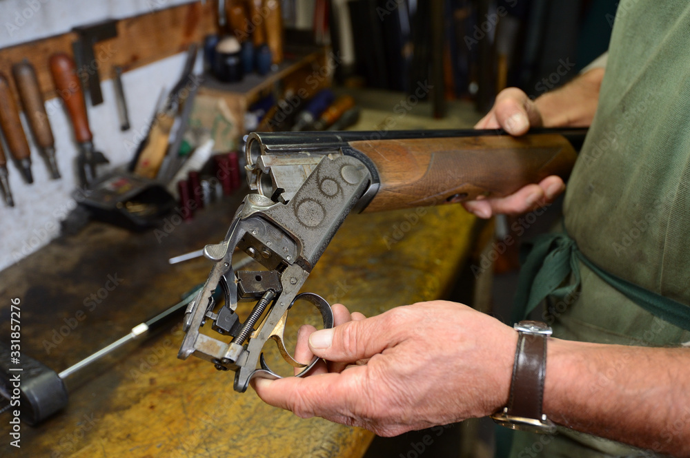 Armurerie traditionnelle, réparation et révision d'un fusil de chasse