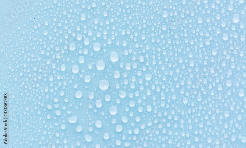Structural glass with small water droplets