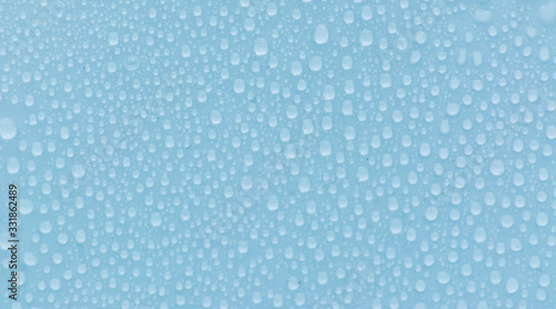Structural glass with small water droplets