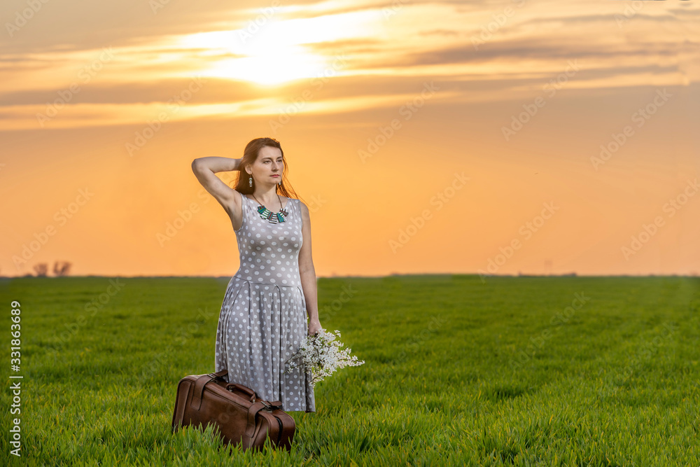 Obraz premium A girl walks through a grain field